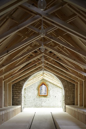 Fachada de capilla francesa St Genevieve / OBIKA arquitectos